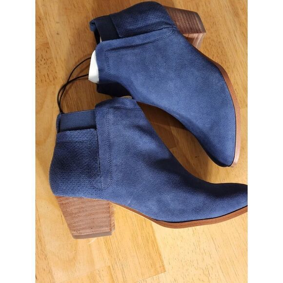 Violet & Red Canyon Suede Bootie, Size 7n Navy NWT - Picture 1 of 2